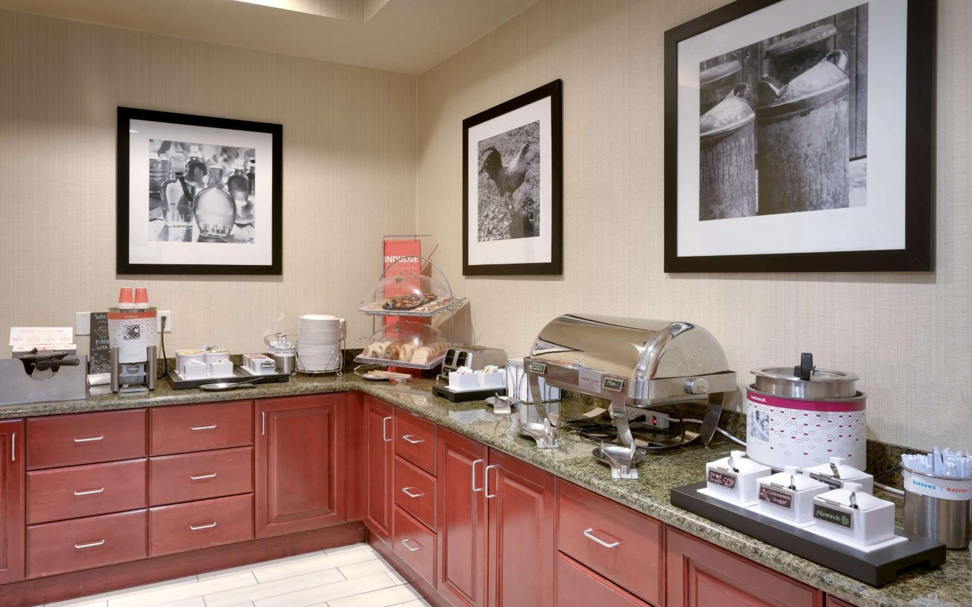 Hampton Inn Тремонтон Экстерьер фото