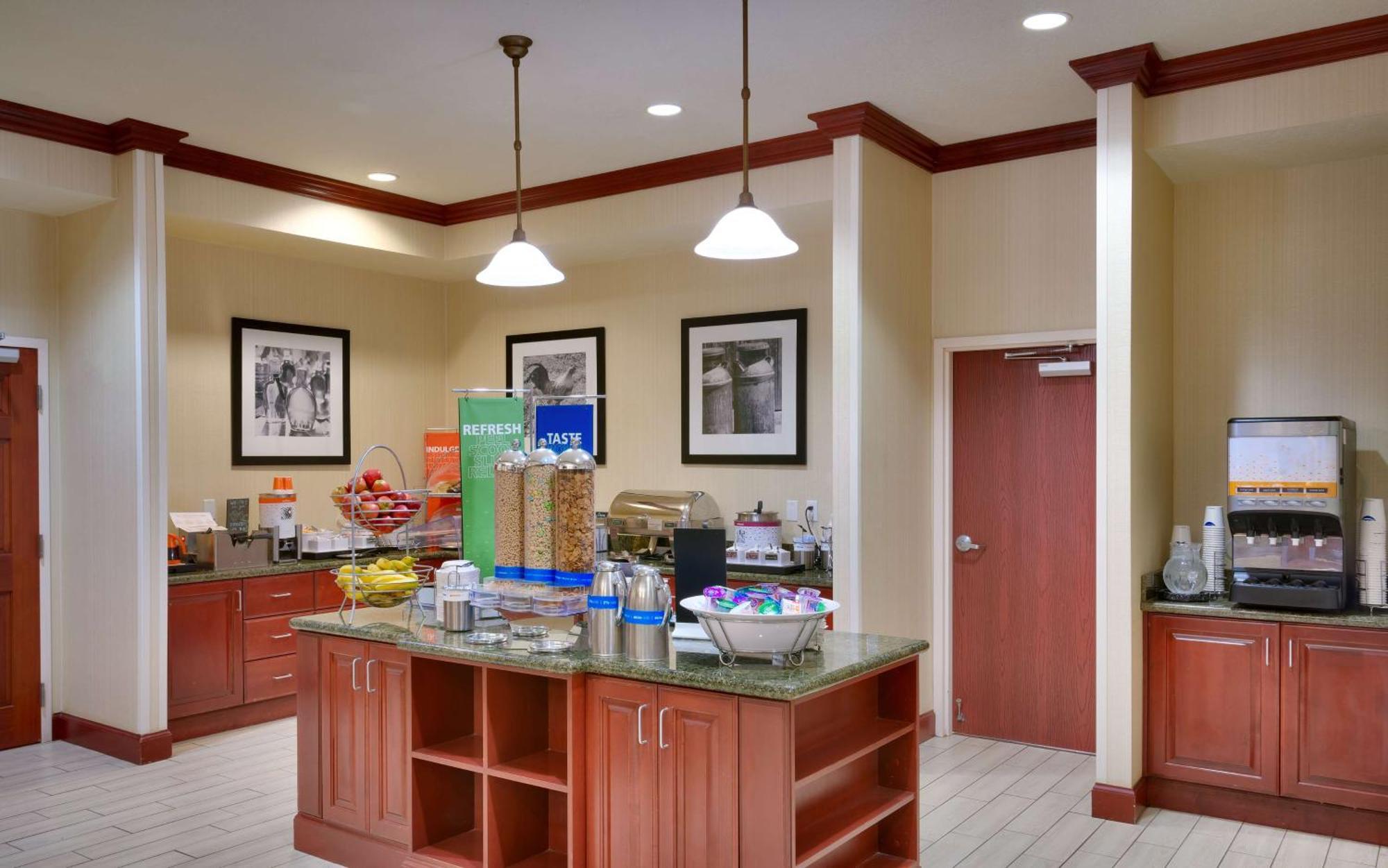 Hampton Inn Тремонтон Экстерьер фото